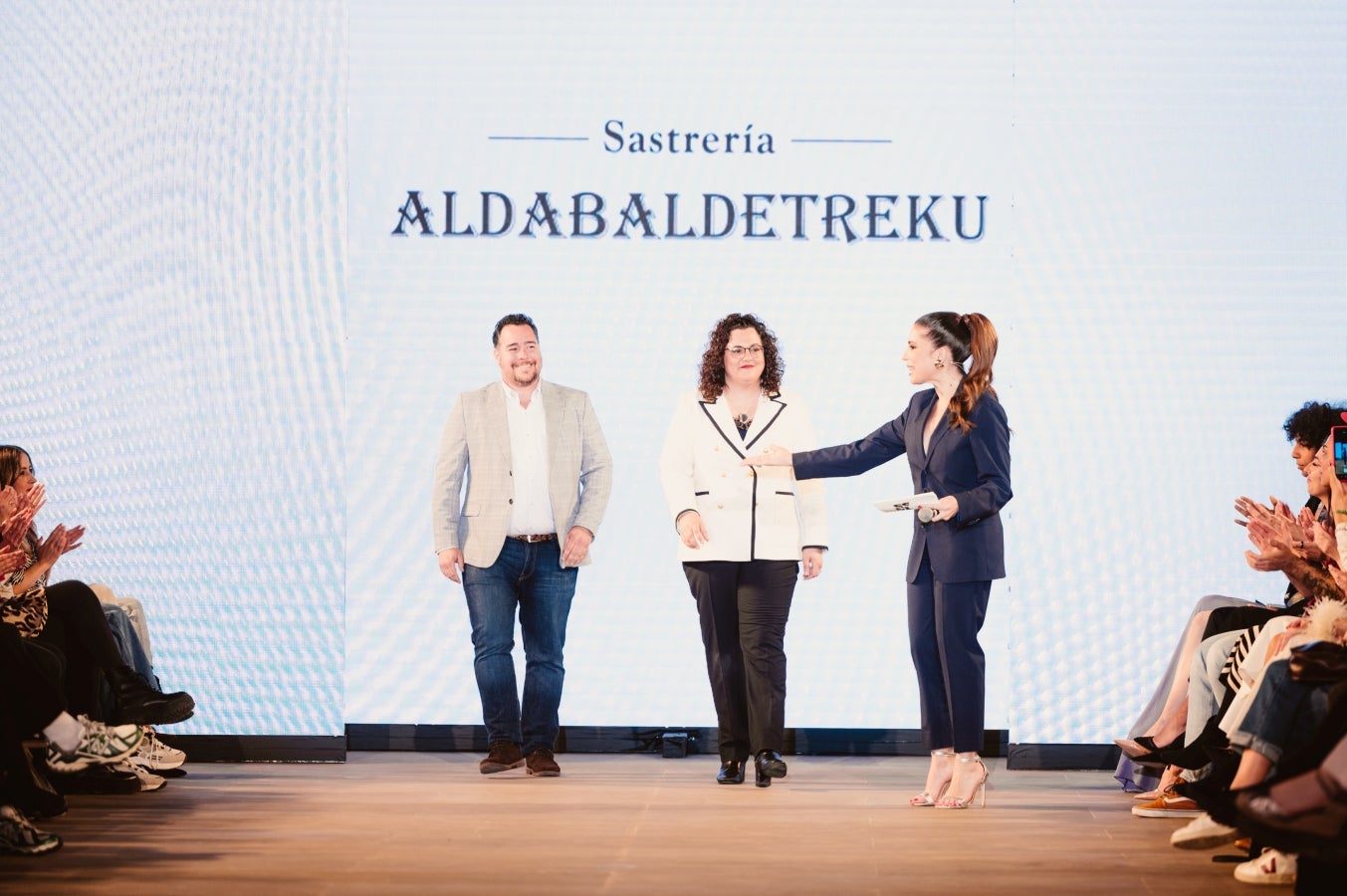 Elegancia sobre la pasarela de la mano de Sastrería Aldabaldetreku