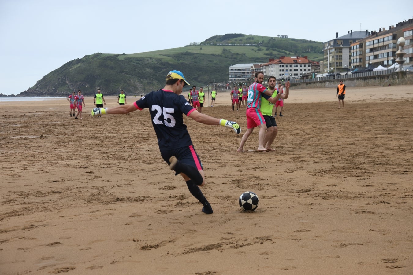 Gran ambiente en las finales del Campeonato de Fútbol Playero de Zarautz