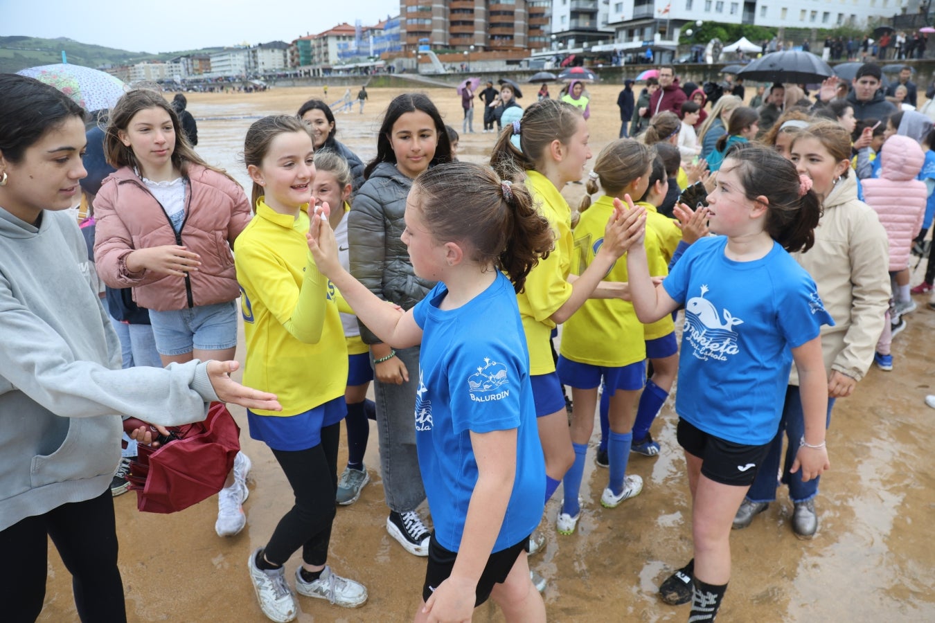 Gran ambiente en las finales del Campeonato de Fútbol Playero de Zarautz