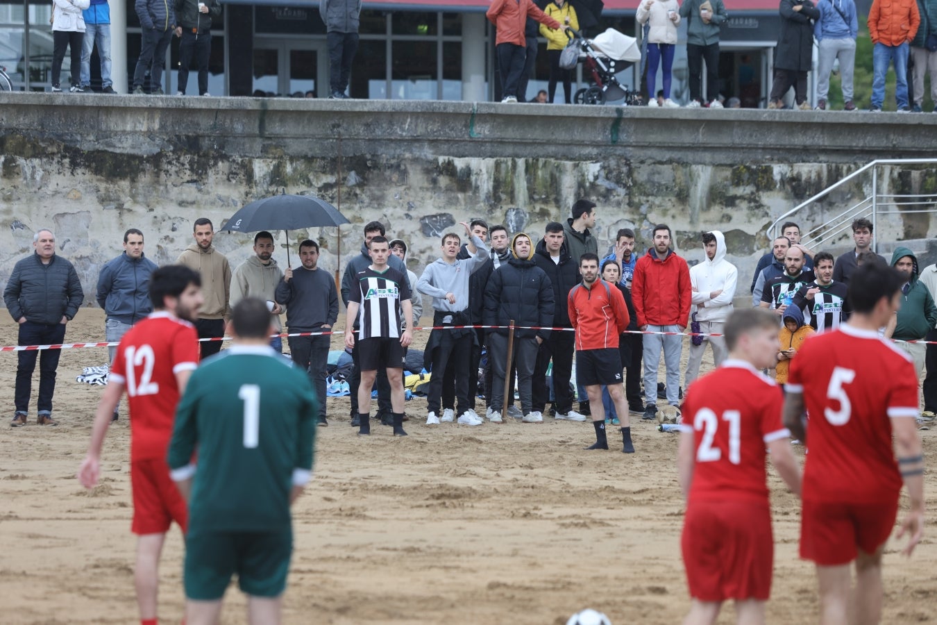 Gran ambiente en las finales del Campeonato de Fútbol Playero de Zarautz