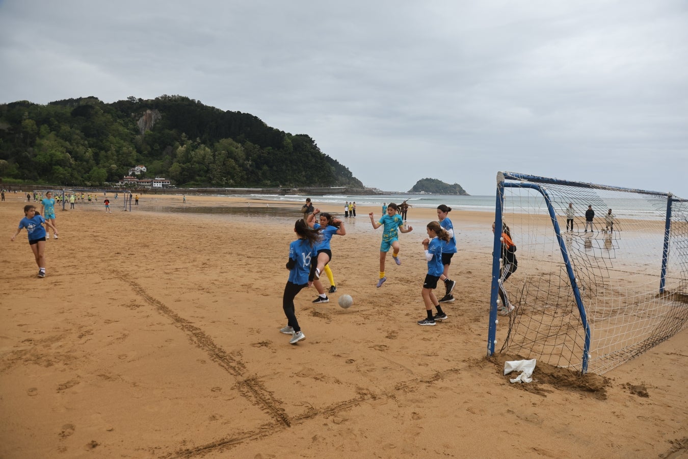 Gran ambiente en las finales del Campeonato de Fútbol Playero de Zarautz