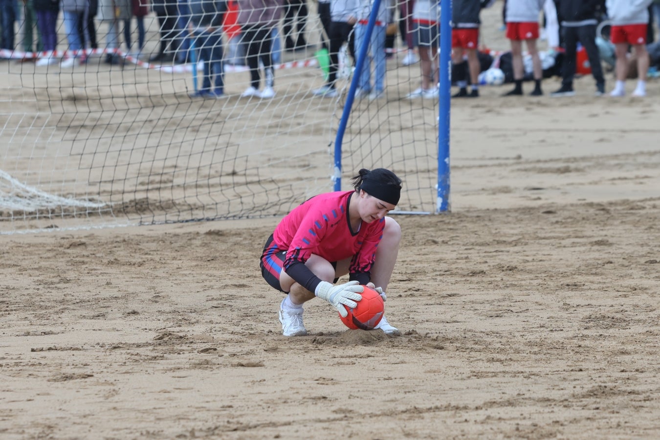 Gran ambiente en las finales del Campeonato de Fútbol Playero de Zarautz