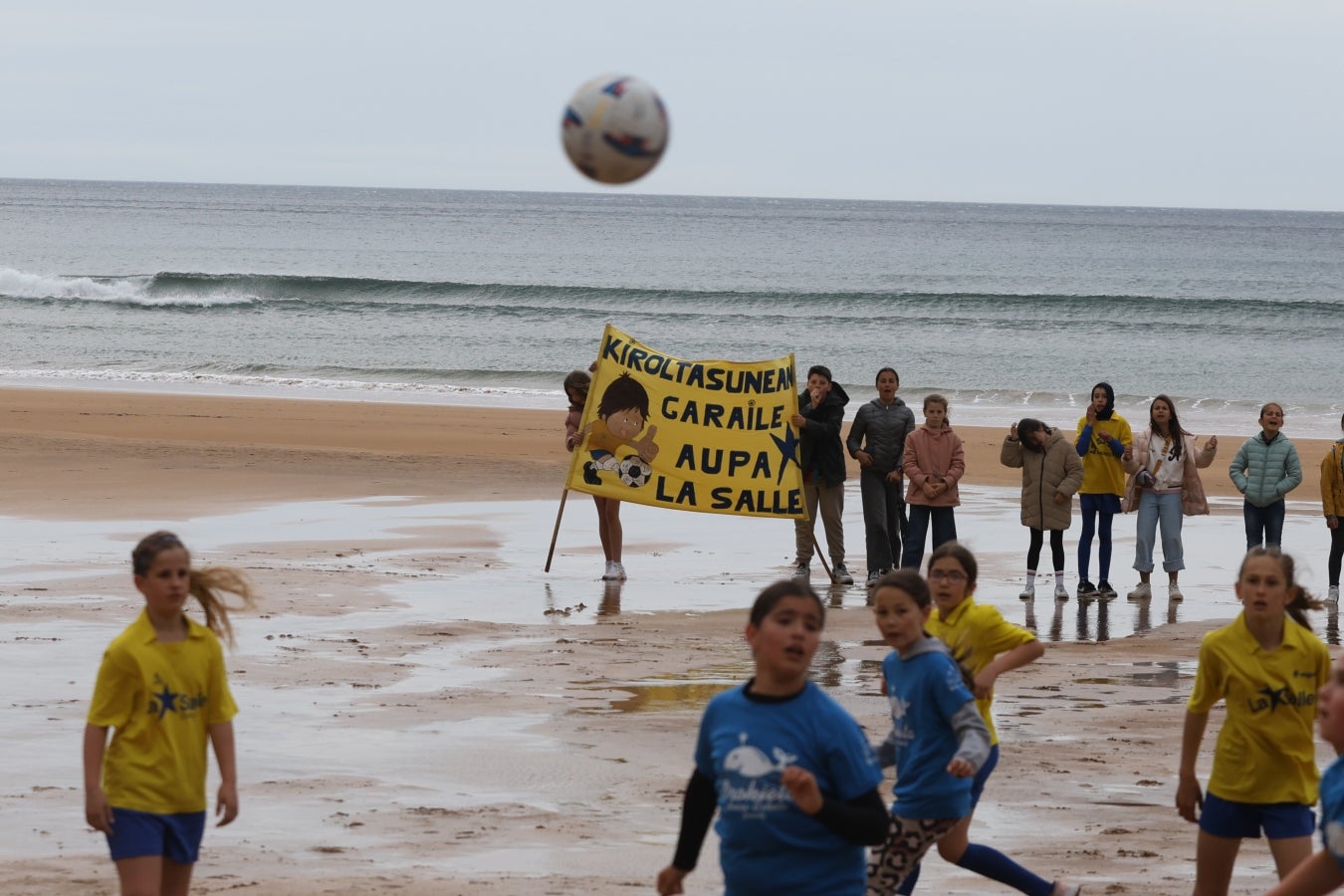 Gran ambiente en las finales del Campeonato de Fútbol Playero de Zarautz