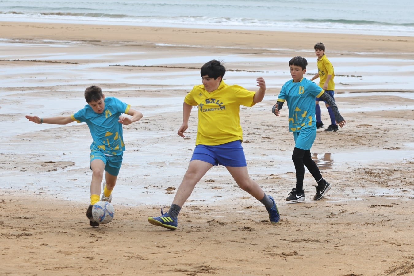 Gran ambiente en las finales del Campeonato de Fútbol Playero de Zarautz
