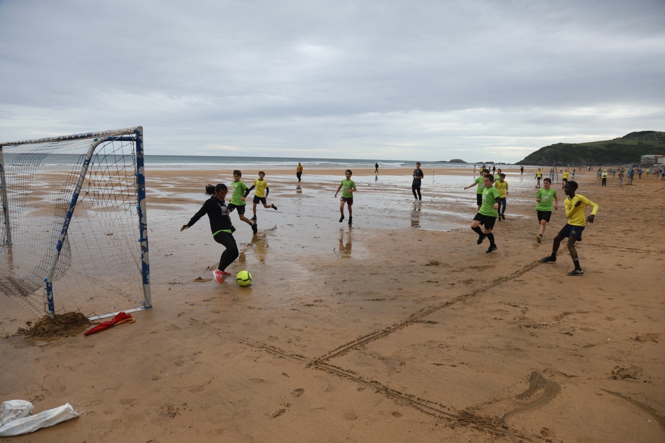 Gran ambiente en las finales del Campeonato de Fútbol Playero de Zarautz