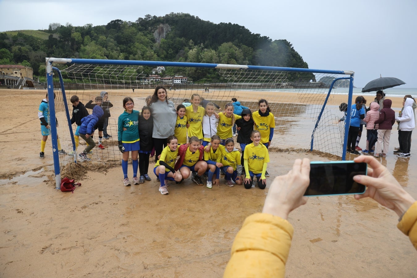 Gran ambiente en las finales del Campeonato de Fútbol Playero de Zarautz
