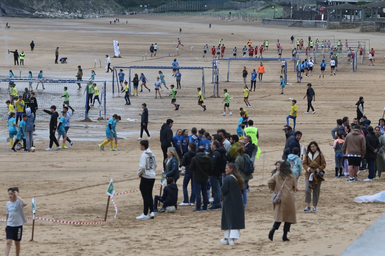 Gran ambiente en las finales del Campeonato de Fútbol Playero de Zarautz