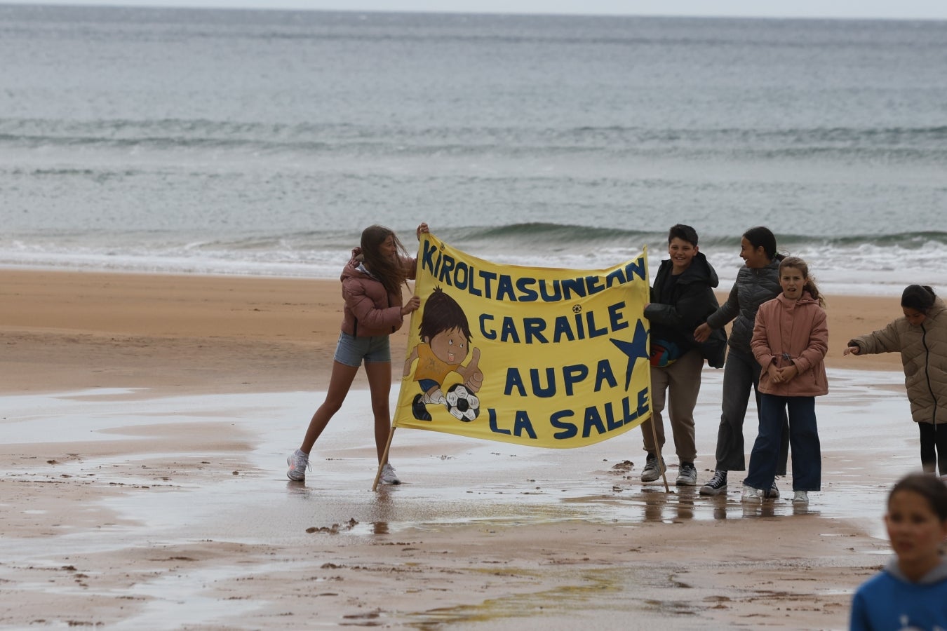 Gran ambiente en las finales del Campeonato de Fútbol Playero de Zarautz
