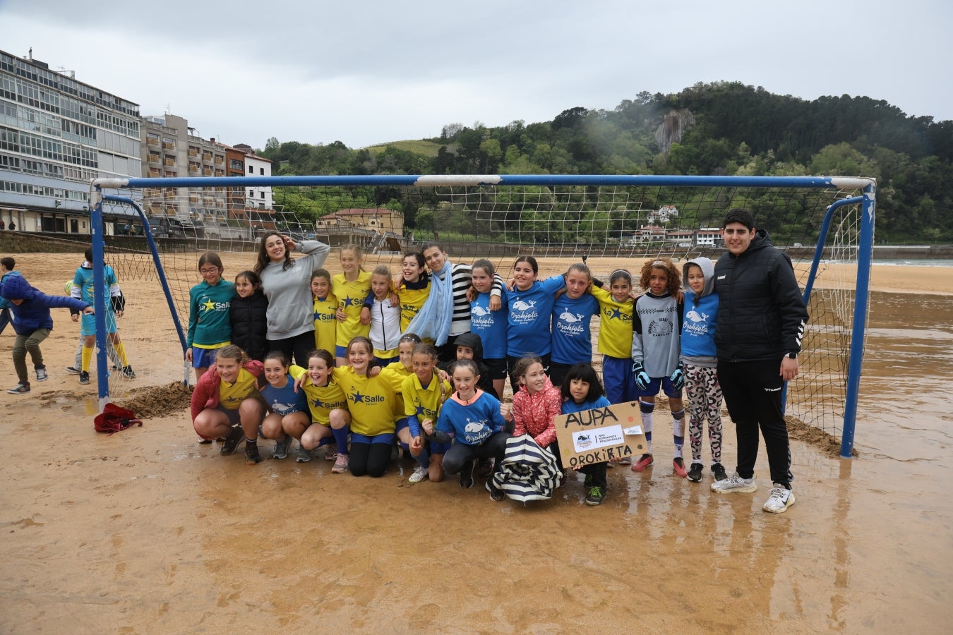 Gran ambiente en las finales del Campeonato de Fútbol Playero de Zarautz