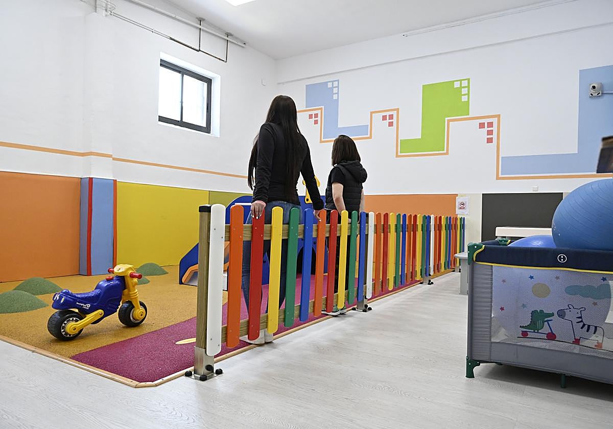 La unidad de madres tiene un patio con parque y una sala interior donde las familias pueden reunirse dos veces al mes.