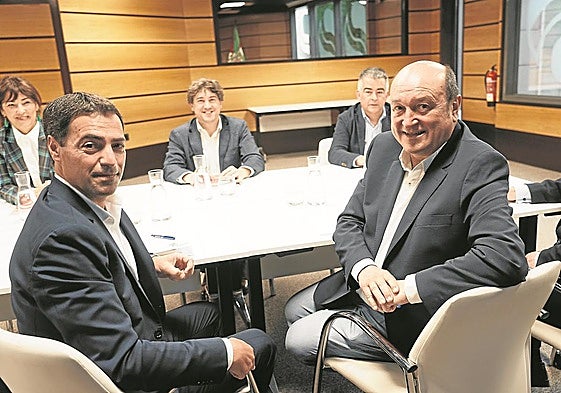 Pradales y Ortuzar, el día que se reunieron con los socialistas Gil, Andueza y Morales.