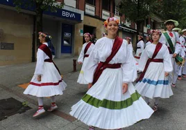 Uno de los grupos de dantzaris bailando en el Casco Histórico de Hernani
