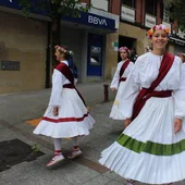 Uno de los grupos de dantzaris bailando en el Casco Histórico de Hernani