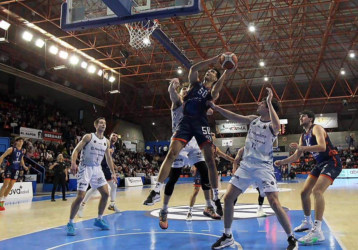Díaz levanta al balón ante Motos, Aurrecoechea y Ander en el Tizona-GBC jugado en El Plantío.
