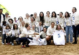 Las jugadoras del Kebidek, junto a Xabi Prieto y Maria Jauregi, preparadas para saltar de alegría.