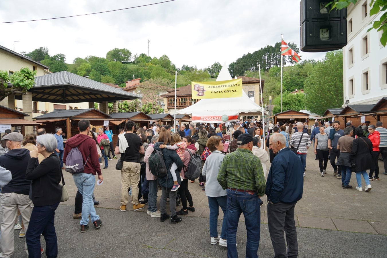 Gazta Azoka jendetsua Idiazabalen