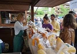 Gazta Azokak jendetza bildu du goizean plaza inguruan