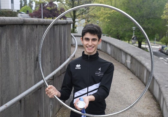 Lander Beramendi, en el barrio donostiarra de Intxaurrondo, donde reside, con un aro y la medalla de plata lograda en el Campeonato de España.