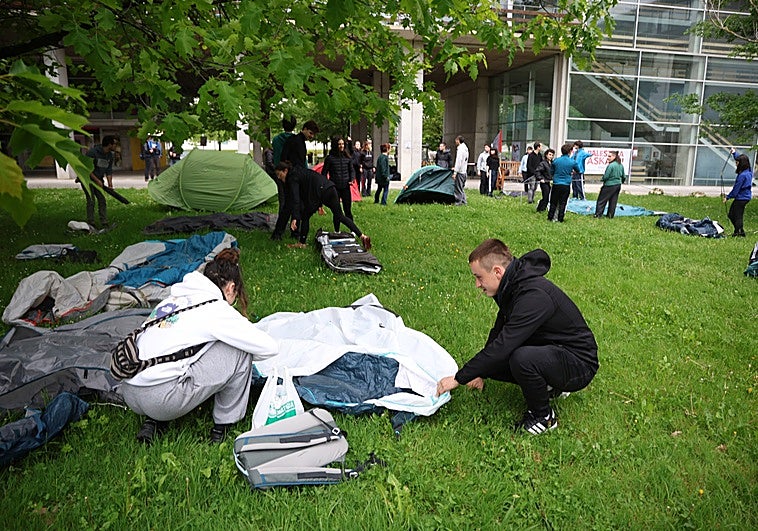 Estudiantes del campus de Ibaeta preparaban esta tarde la acampada en apoyo a Palestina.