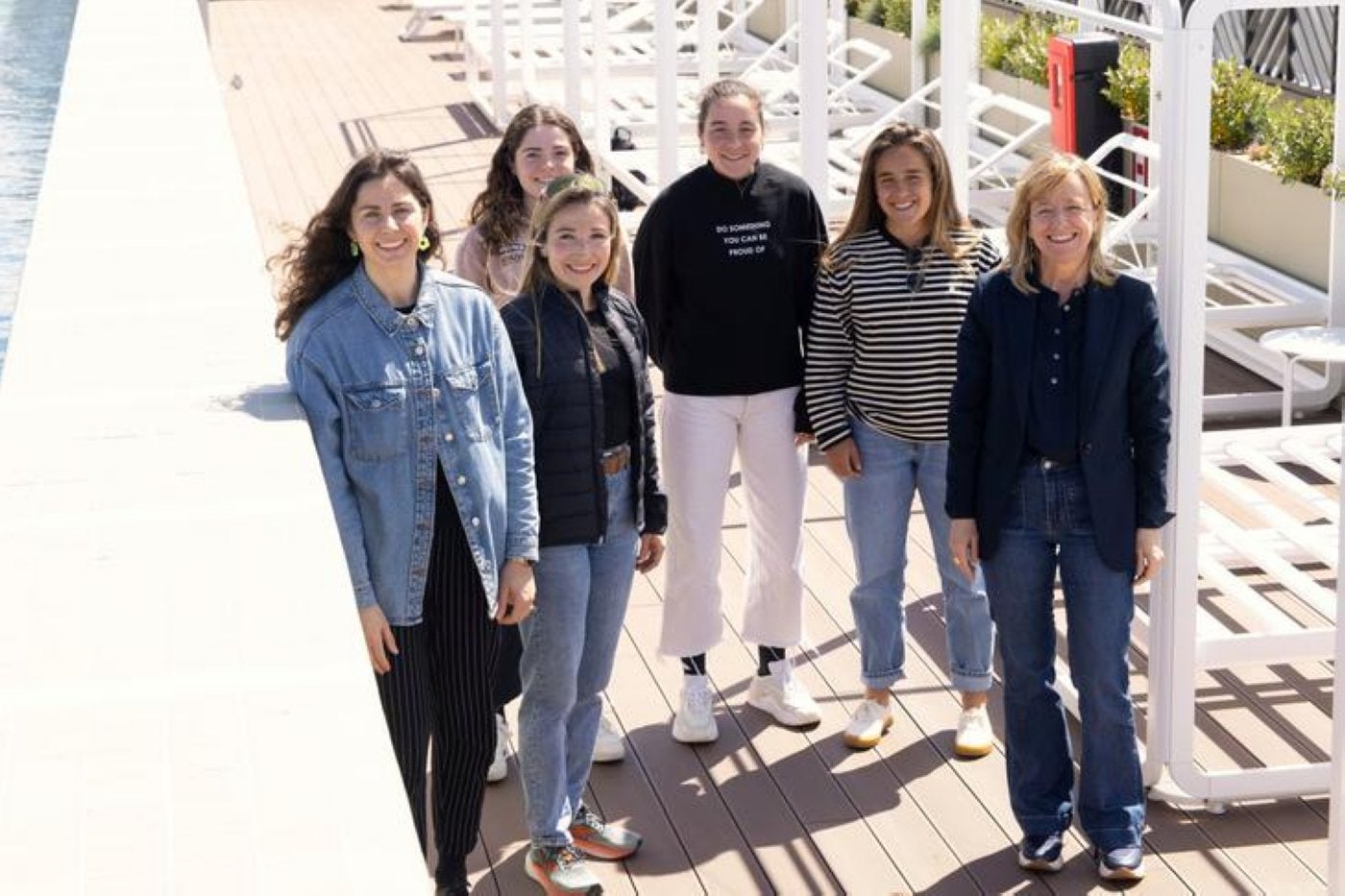 Menéndez, Uribarri, Amundarain, Arnaiz y Sarasola posan con la diputada general, Eider Mendoza.