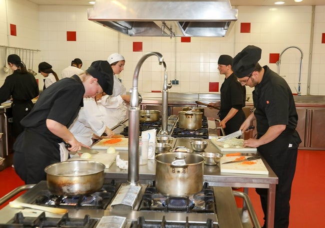 Alumnado del ciclo de Cocina y Restauración.