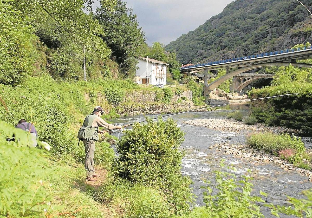 Un hombre pescando en el río Bidasoa.