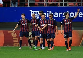 Los jugadores del Eibar celebran uno de los goles marcados al Amorebieta.