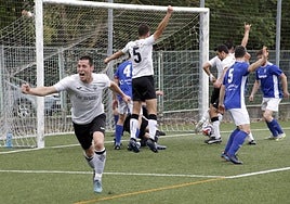 Iñigo Fernández de Casadevante celebra el primer gol del Zarautz. Luego marcaría de penalti.