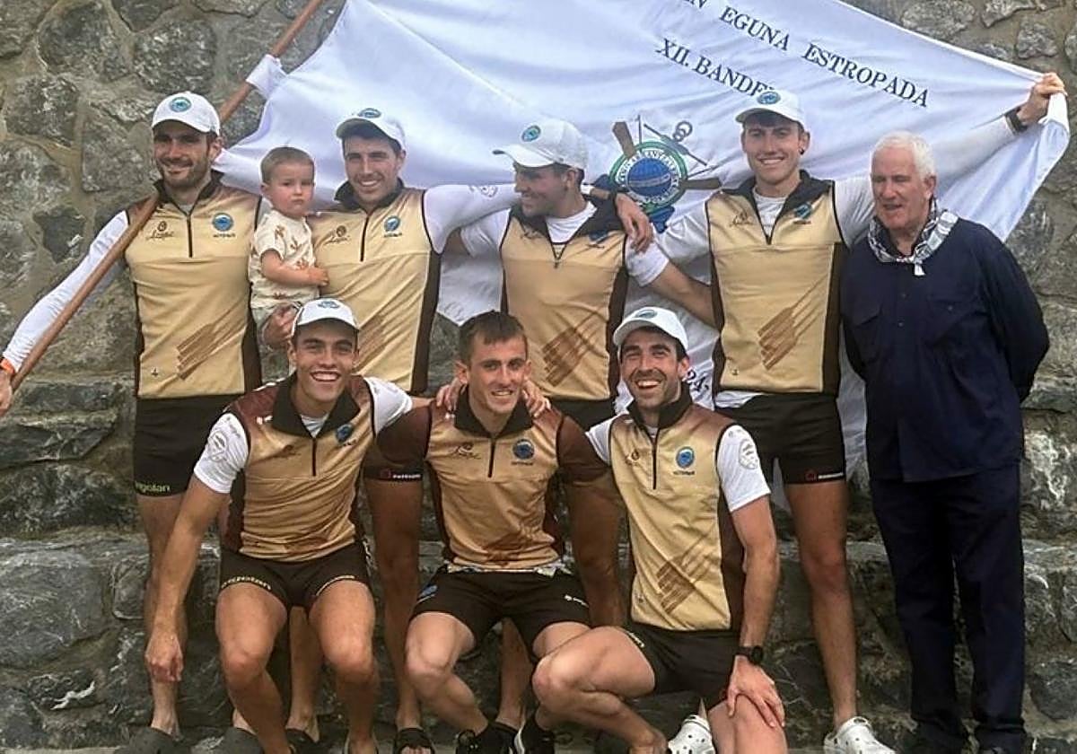 Emeterio Urrestik eman zien etxeko mutilei bandera.