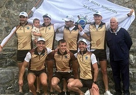 Emeterio Urrestik eman zien etxeko mutilei bandera.