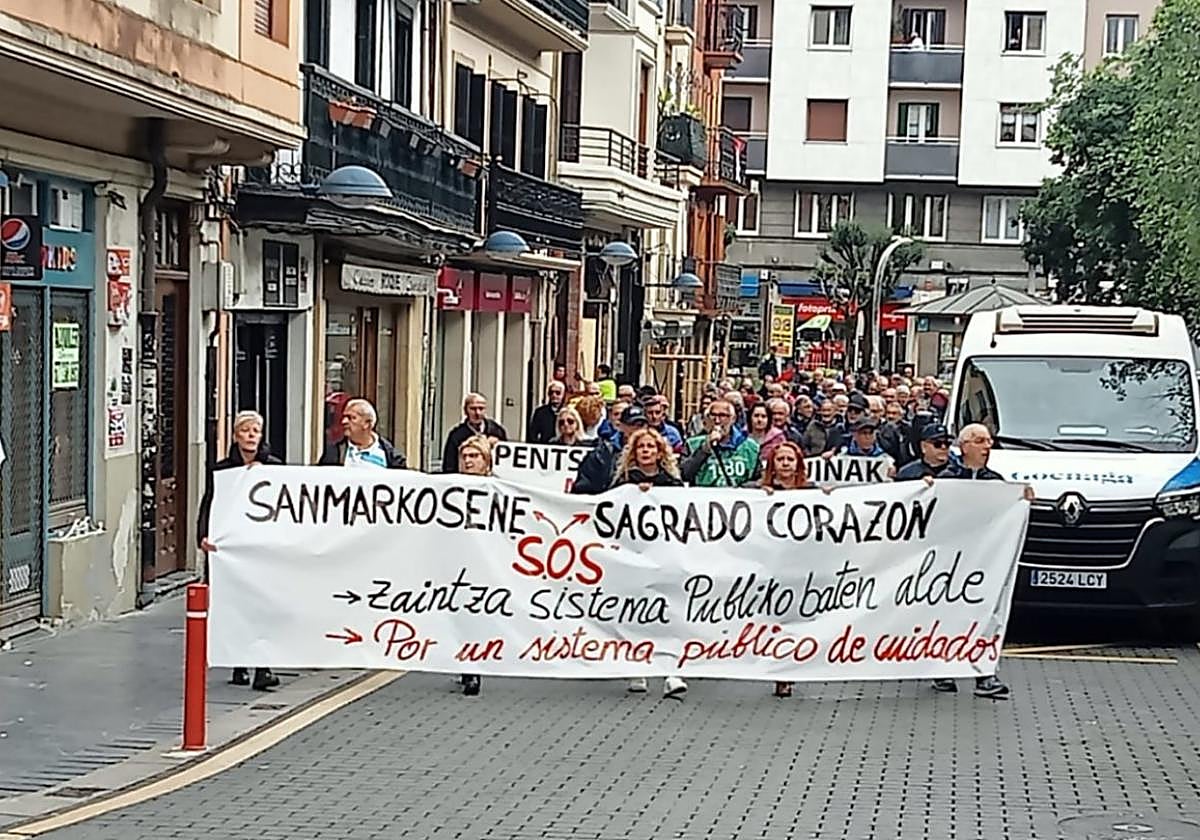 Los pensionistas reivindicaron en las calles de Errenteria «cuidados dignos» en las residencias.
