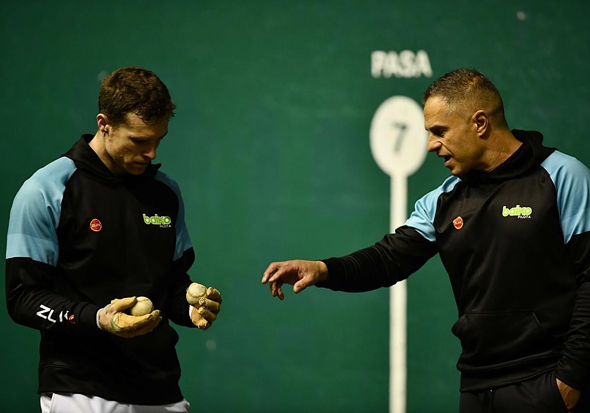 Aimar Olaizola trata de ayudar a Iñaki Artola eligiendo dos pelotas para un partido del Manomanista.