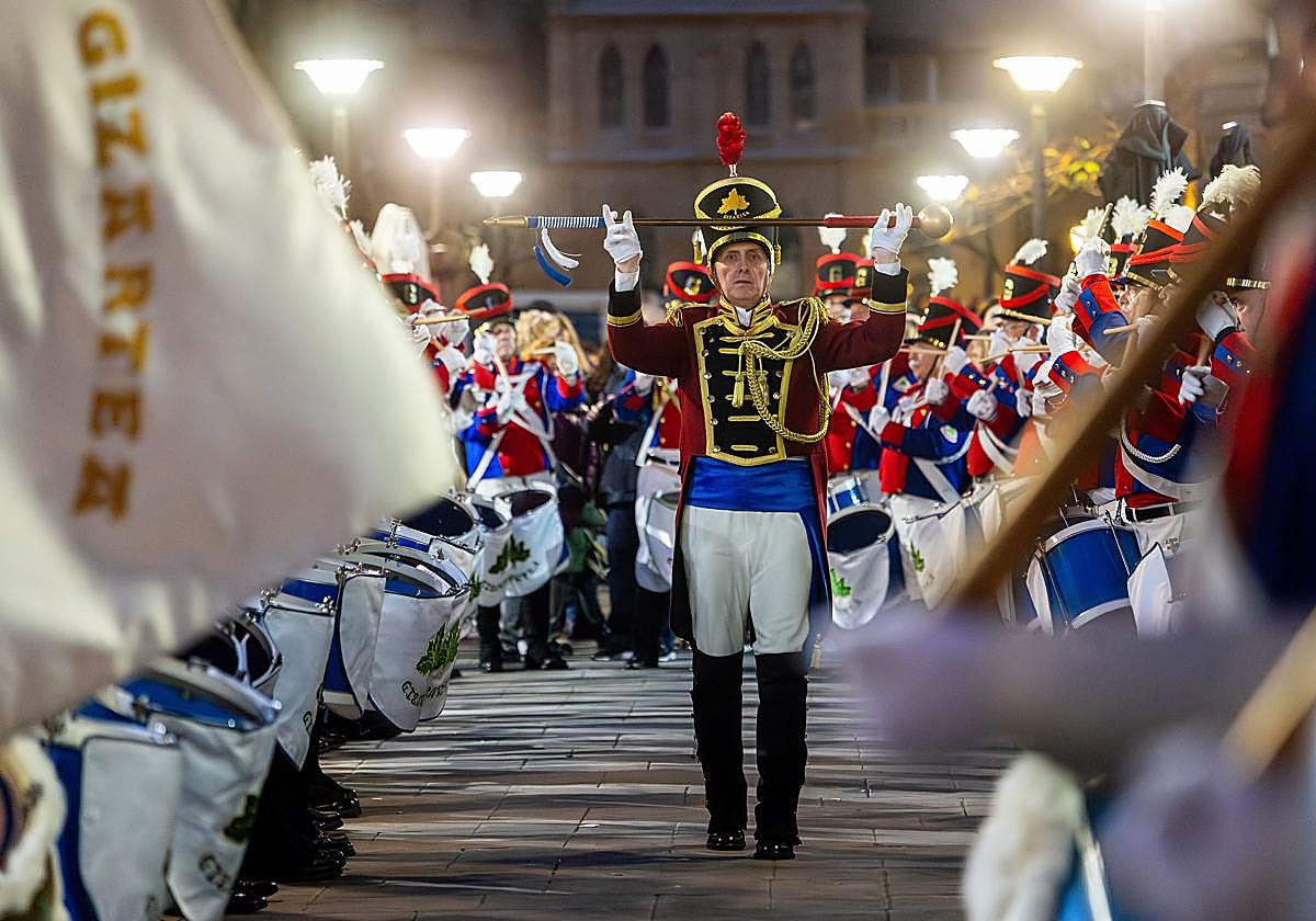 El Tambor Mayor de Gizartea, Esteban Schnell, dirige el desfile de la tamborrada del pasado enero.