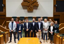 Los doce parlamentarios del PSE-EE, con Eneko Andueza a la cabeza, ayer en el Parlamento Vasco tras recoger sus credenciales.