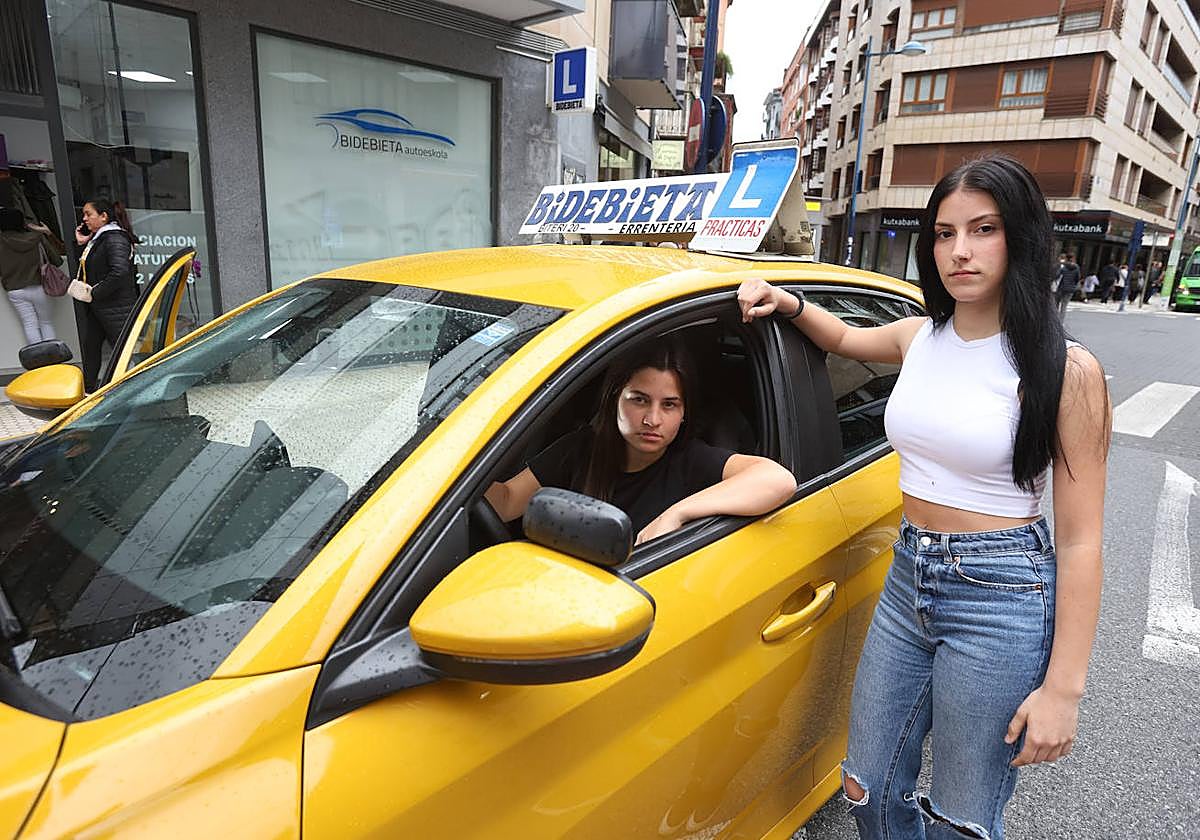 Iraia y Ane, de la autoescuela Bidebieta, llevan meses esperando para hacer el examen práctico.