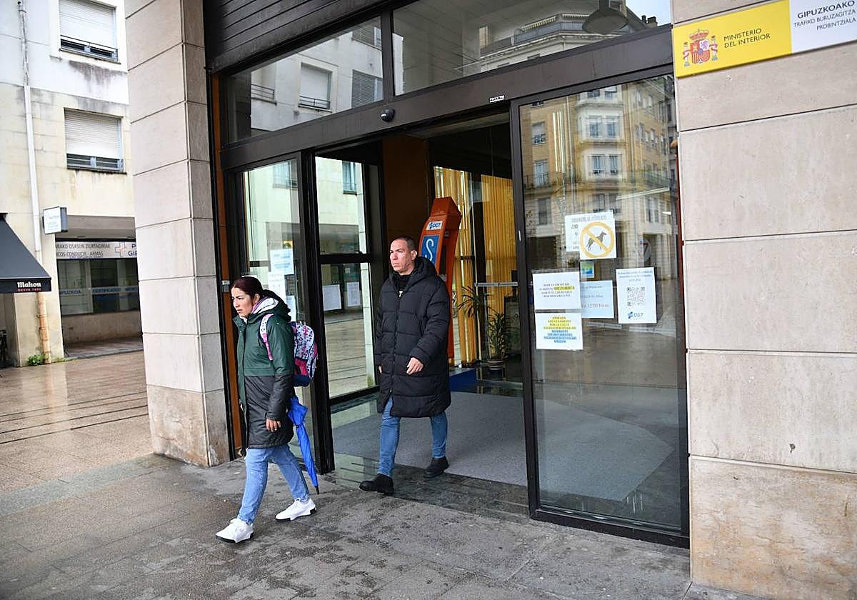 Usuarios acuden a la Jefatura Provincial de Tráfico de Gipuzkoa.