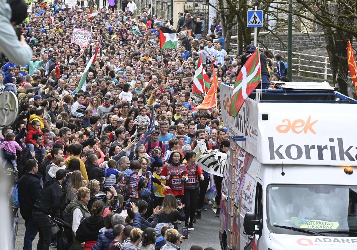 Jendetza bildu zuen Korrikaren azken edizioak. Irudian, Tolosako kaleetan barrena.