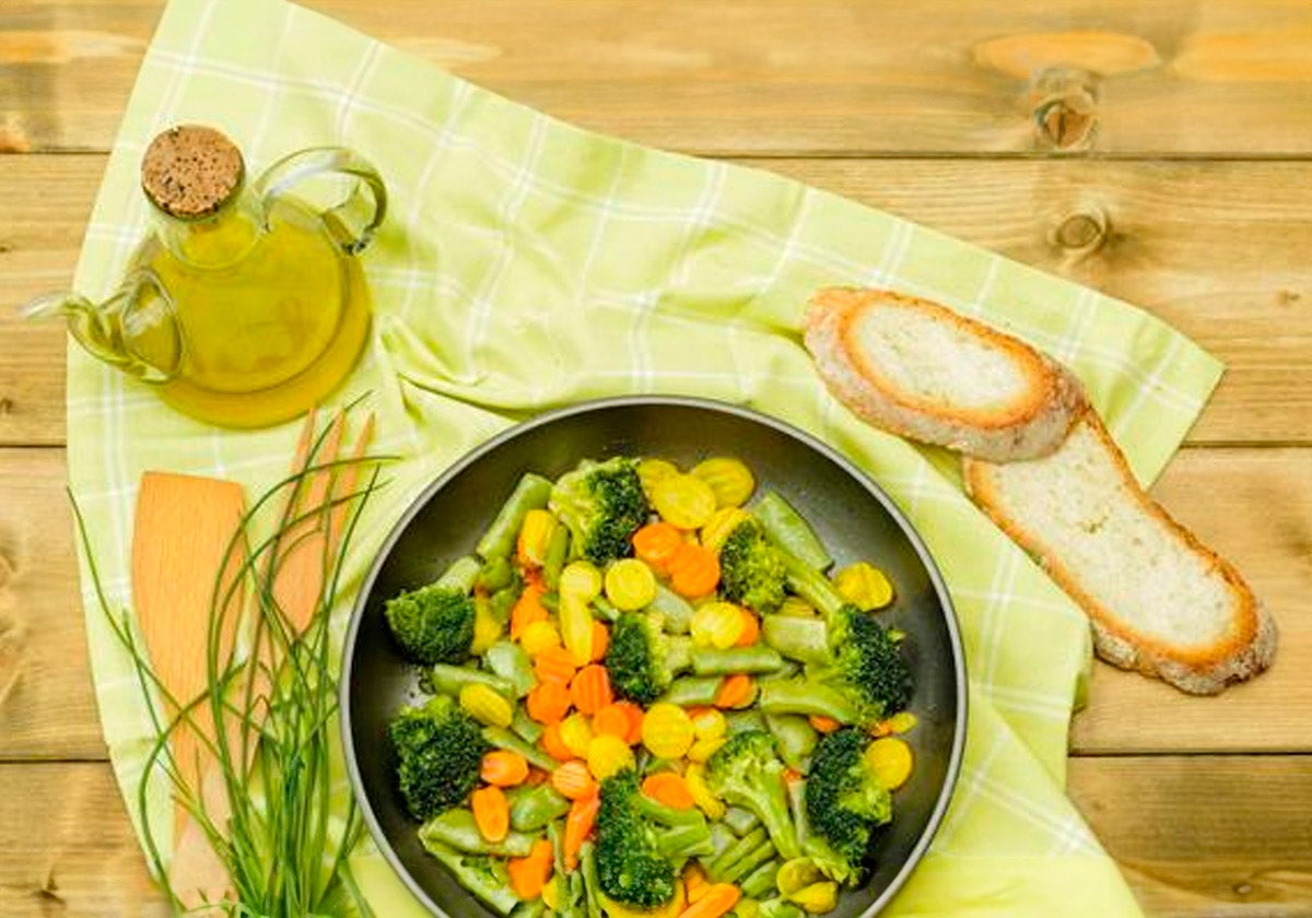 Cortar las verduras en trozos grandes, echarlas en el aguay aprovechar el líquido de cocción.