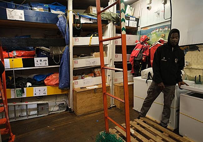 Alpha en la bodega del 'Aita Mari'