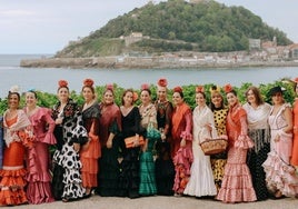 Un grupo de donostiarras ataviadas con trajes andaluces posa en el jardín del Palacio Miramar, donde se celebró la fiesta sanluqueña.