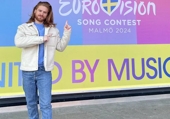 Iosu Martínez, de calle, junto al cartel de Eurovisión en el auditorio de Malmö, donde esta noche se estrenan.