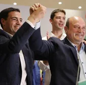 Ortuzar y Pradales celebran la victoria electoral cosechada por el PNV en las pasadas elecciones autonómicas.