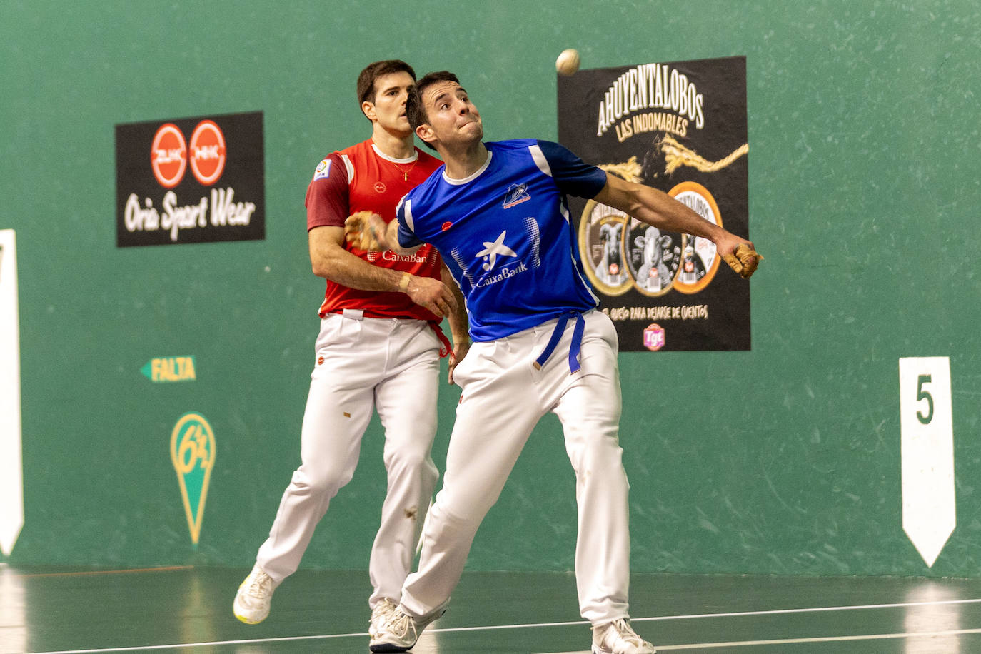 Darío Gómez se dispone a dar un derechazo en el partido ante Zabaleta