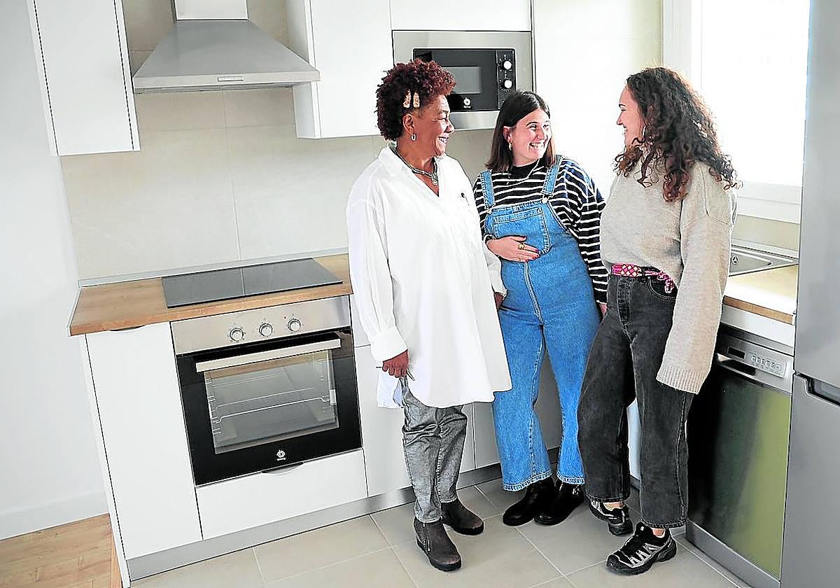 Ofelia, Leire y Olatz, en una de las viviendas del edificio Txirikorda en Usurbil donde viven desde Semana Santa.