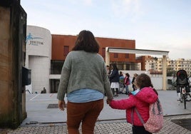 Una madre lleva de la mano a su hija a un colegio donostiarra.