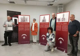 Responsables del Ayuntamiento junto a Lourdes Imaz y Ángel Rekalde en la exposición.