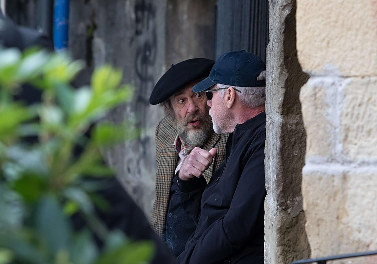 Karra Elejalde y Ron Perlman, en una escena del rodaje en Errenteria de 'Ya no quedan junglas adonde regresar'.