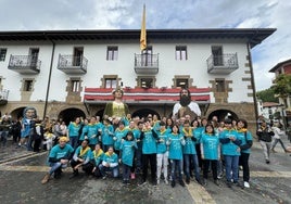 Los encargados de lanzar el chupinazo, Bakuntza, tras el inicio de las fiestas de este año.