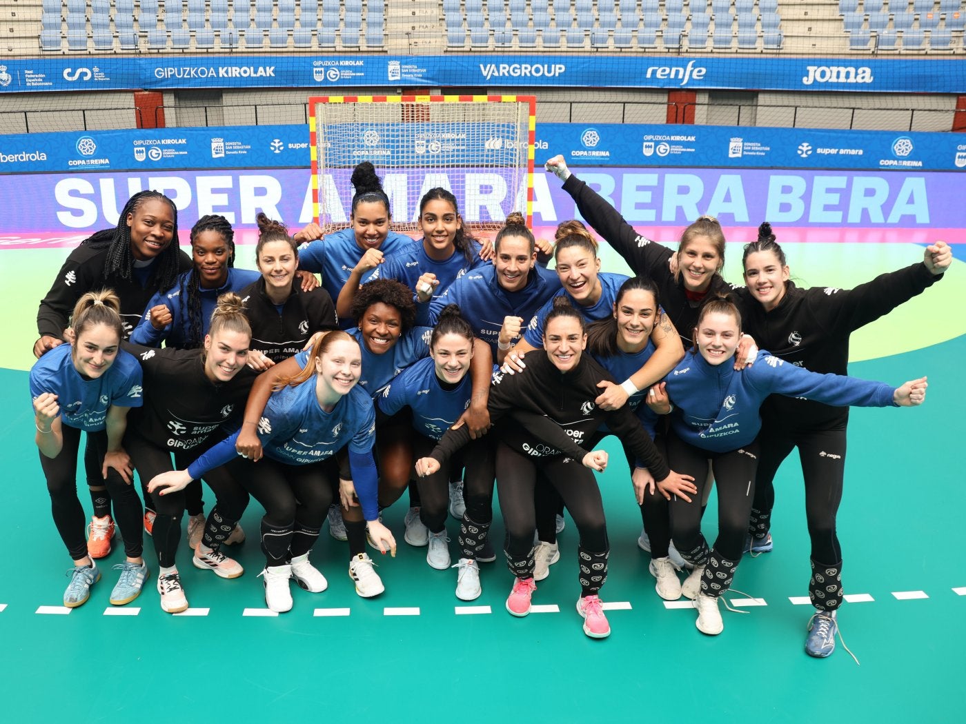 La plantilla posa ayer en la pista en la que hoy se estrenarán en la Copa en Illunbe.