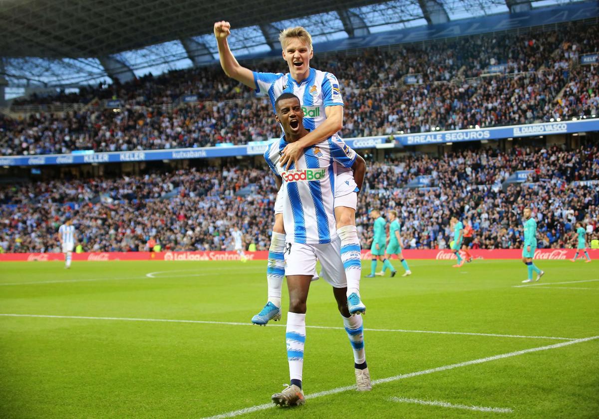 Alex Isak y Martin Odegaard celebran un gol al Barcelona en el Reale Arena en la temporada 2019/20.